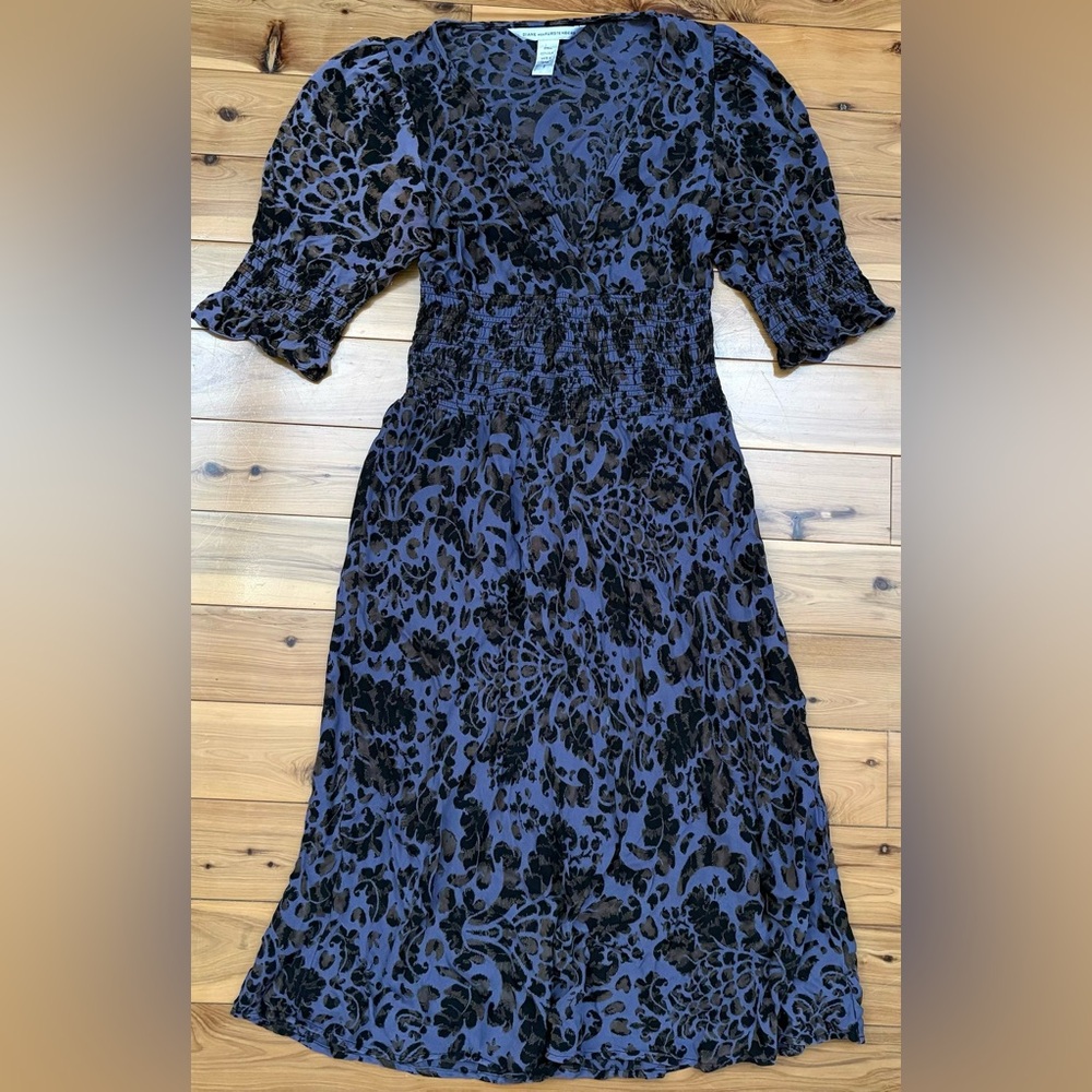 Diane Von Furstenberg Y2K 100% Silk Leopard Print Dress Smocked Waist Size 2